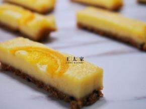 从冰箱拿出来切好～开吃～答应我，切一刀，擦干净刀再切第二刀，好吗？