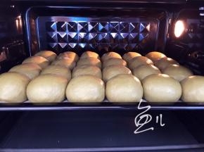 烤箱预热170度10分钟，面包坯入烤箱170度烤20分钟