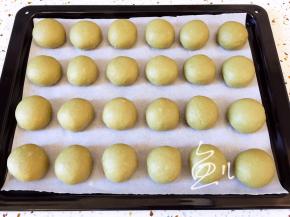 揉匀成小面包，摆放在烤盘中