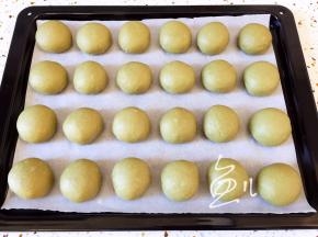 揉匀成小面包，摆放在烤盘中