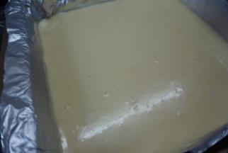 最后加入橙皮屑，因为橙皮屑过筛不过去的～所以最后加～混合均匀，倒入磨具，轻震两下～放在一盘静置