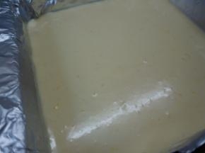 最后加入橙皮屑，因为橙皮屑过筛不过去的～所以最后加～混合均匀，倒入磨具，轻震两下～放在一盘静置