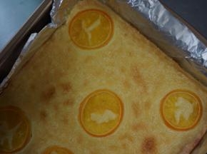 烤好之后不要着急出炉，让它在烤箱里面呆着到常温，之后，入冰箱冷藏，2小时后取出切条～
