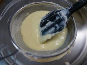 过筛！一定要过筛，起码两遍～不要问我为什么！为了口感细腻