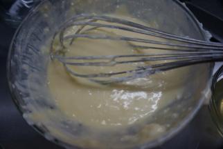 芝士坐温水搅拌顺滑，加入细砂糖搅拌均匀，继续加入之前的酸奶油，搅拌均匀，加入蛋黄，搅拌均匀，加入橙汁和朗姆酒，搅拌均匀，最后加入玉米淀粉，搅拌均匀