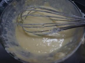 芝士坐温水搅拌顺滑，加入细砂糖搅拌均匀，继续加入之前的酸奶油，搅拌均匀，加入蛋黄，搅拌均匀，加入橙汁和朗姆酒，搅拌均匀，最后加入玉米淀粉，搅拌均匀