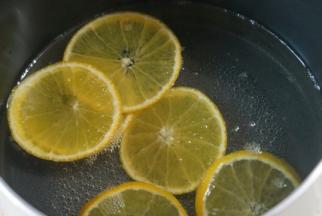 烤箱预热180度，同时橙子切成薄片，奶锅中少量水加10克白糖，煮到橙皮白色部分偏透明，即可出锅，不然会微苦，特别如果你的橙子皮厚