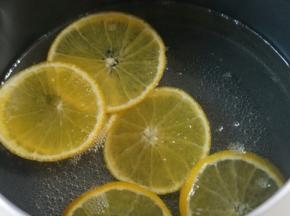 烤箱预热180度，同时橙子切成薄片，奶锅中少量水加10克白糖，煮到橙皮白色部分偏透明，即可出锅，不然会微苦，特别如果你的橙子皮厚