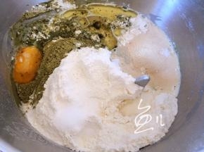 主料食材放入和面机中