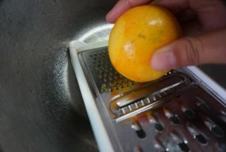 橙子用盐搓洗干净～擦丝器，细的那个部分～