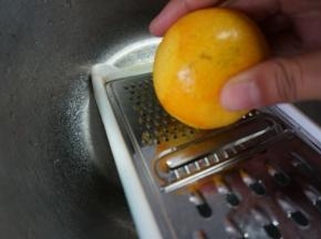 橙子用盐搓洗干净～擦丝器，细的那个部分～