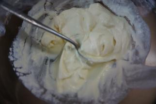 柠檬汁与淡奶油混合均匀，会变浓稠，冰箱冷藏半小时后备用～这就是传说中的酸奶油了，哈哈哈哈哈～