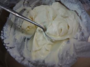 柠檬汁与淡奶油混合均匀，会变浓稠，冰箱冷藏半小时后备用～这就是传说中的酸奶油了，哈哈哈哈哈～