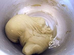 面团揉至完全阶段，出薄膜，开始发酵