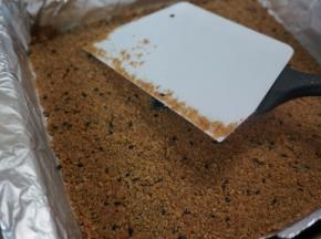 我的消化饼干有芝麻～消化饼干加入融化的黄油搅拌均匀，后借助刮刀刮板，垫了纸的磨具中压平，冰箱冷藏，备用建议垫纸，方便脱模～我的磨具是三能屋诺的8寸方磨具～你可以用八寸的圆磨具，6寸的话蛋糕体就会更高更高一些，其实都OK，开心就好，但不建议比8寸更大的磨具啦，方的比较好切啦～用三能28金盘做的话，请翻倍做