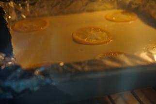 摆在蛋糕上，送入烤箱～180度25分钟，不需要水浴，不需要