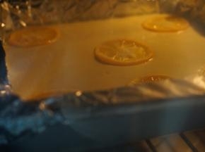 摆在蛋糕上，送入烤箱～180度25分钟，不需要水浴，不需要