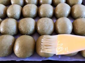 二次发酵后，表面刷蛋黄液