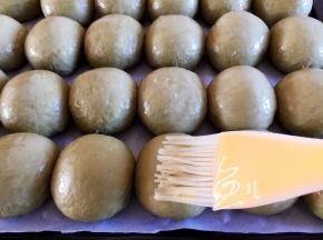 二次发酵后，表面刷蛋黄液