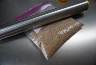 消化饼干装入保鲜袋，擀面杖伺候～细腻均匀一点为佳～奥利奥饼干底也可以的，不喜欢吃这个饼干底的，不要看这里了，直接去烤个蛋糕卷备用就好了