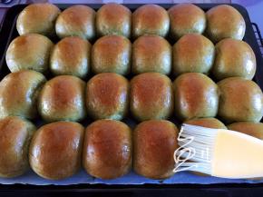 烤熟后从烤箱中取出，表面刷蜂蜜水