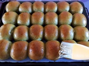 烤熟后从烤箱中取出，表面刷蜂蜜水