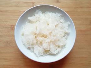 银耳提前泡发，洗干净撕碎。