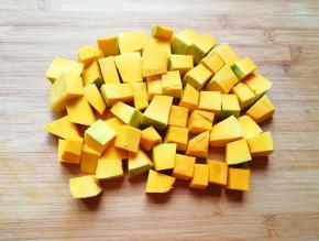 板栗南瓜去皮去瓤洗干净切成块。