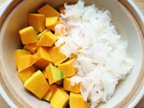 将准备好的银耳和南瓜一起放进砂锅里。