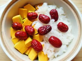 放入洗干净的红枣。