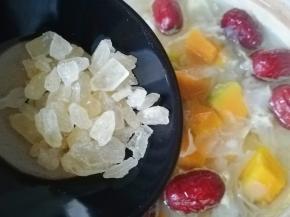 加入黄冰糖再次烧开，转小火熬半个小时，汤汁浓稠即可关火。