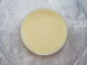 盆里倒温水，加入发酵粉、糖和盐混合均匀。