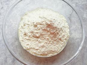 加入中筋面粉。