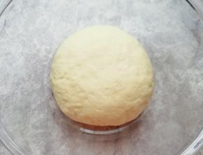 揉成光滑的面团，盖上保鲜膜发酵至两倍大。