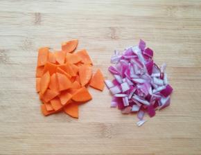 胡萝卜和洋葱分别洗干净切成片。