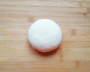 发酵好的面团揉光排气。