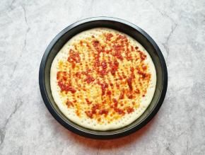 饼底涂上辣酱。