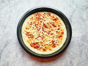 撒上一层马苏里拉芝士。