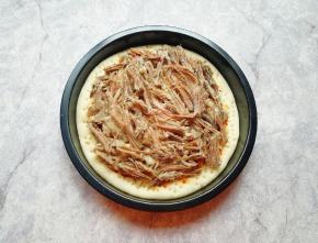 铺上一层撕碎的酱羊肉。