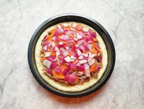 均匀的撒上胡萝卜和洋葱。