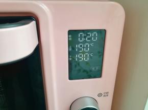 选择烤箱的“披萨”功能，上下管190度烤20分钟。