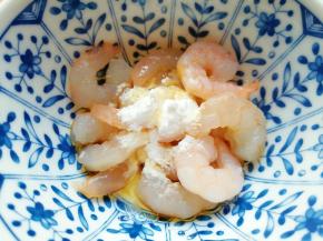 虾仁清洗干净，加入料酒、味极鲜酱油、玉米淀粉和一点食用油搅拌均匀，腌制10分钟左右。