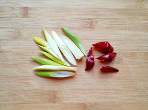 准备好葱和干红辣椒。