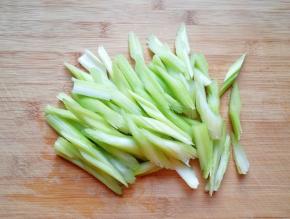 芹菜摘掉叶子抽丝，洗干净切成段。