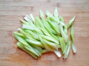 芹菜摘掉叶子抽丝，洗干净切成段。
