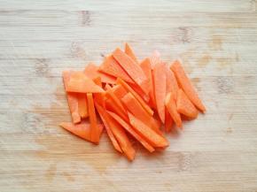 胡萝卜洗干净切成片。