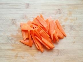 胡萝卜洗干净切成片。