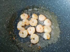 炒锅内倒适量的食用油烧热，下入虾仁炒熟盛出备用。