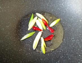 锅底留余油，下入葱和干红辣椒炒香。