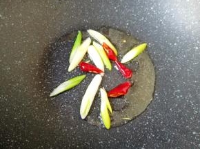 锅底留余油，下入葱和干红辣椒炒香。